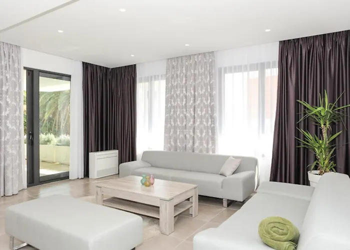 Вілла Palazio Spectacular 7 Bedroom Close To Sea & Promenade Трогір