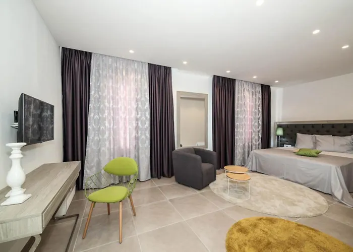 Palazio Spectacular 7 Bedroom Close To Sea & Promenade Трогір