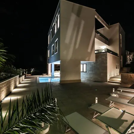 Vila Palazio Spectacular 7 Bedroom Close To Sea & Promenade Trogir