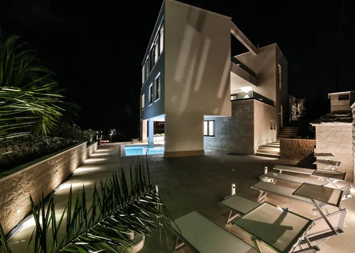 Willa Palazio Spectacular 7 Bedroom Close To Sea & Promenade Trogir